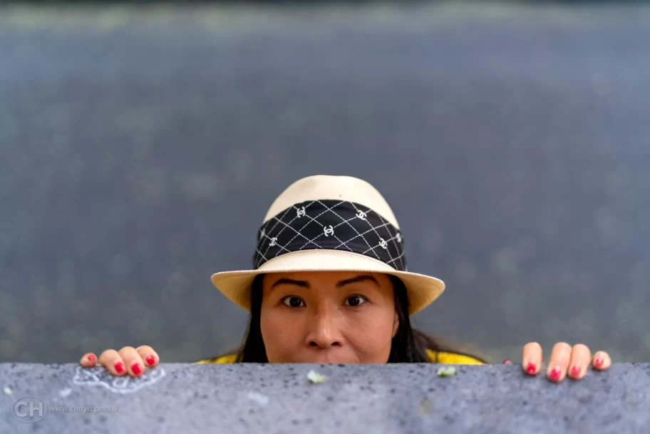 20220727-Viadukt-Meetup-8251 woman peeking from behind a wall